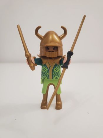 Playmobil Médiéval un Samouraï Guerrier avec casque, épée, sabres très bon état