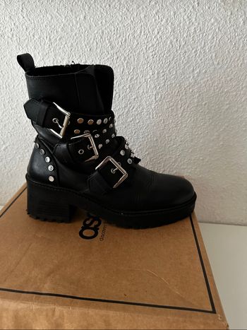 Bottines en cuir noires cloutées style motard - Zara