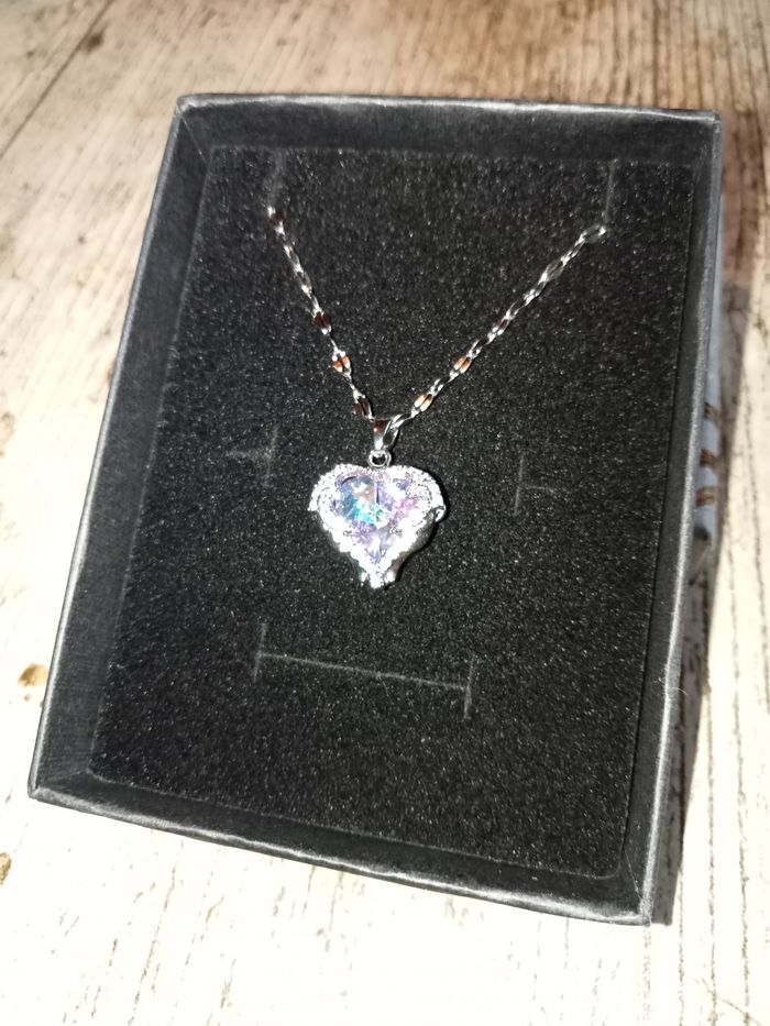 Collier et pendentif en forme de coeur - photo numéro 4