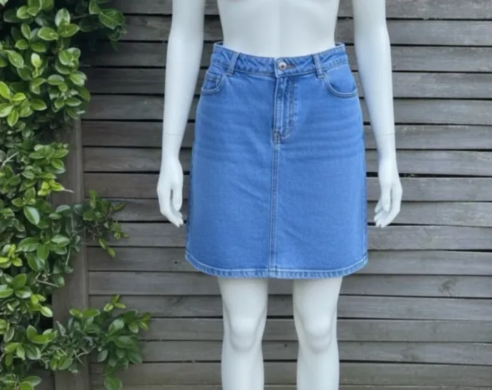 Jupe en jean bleu de la marque Kiabi, taille 40. Très bon état
