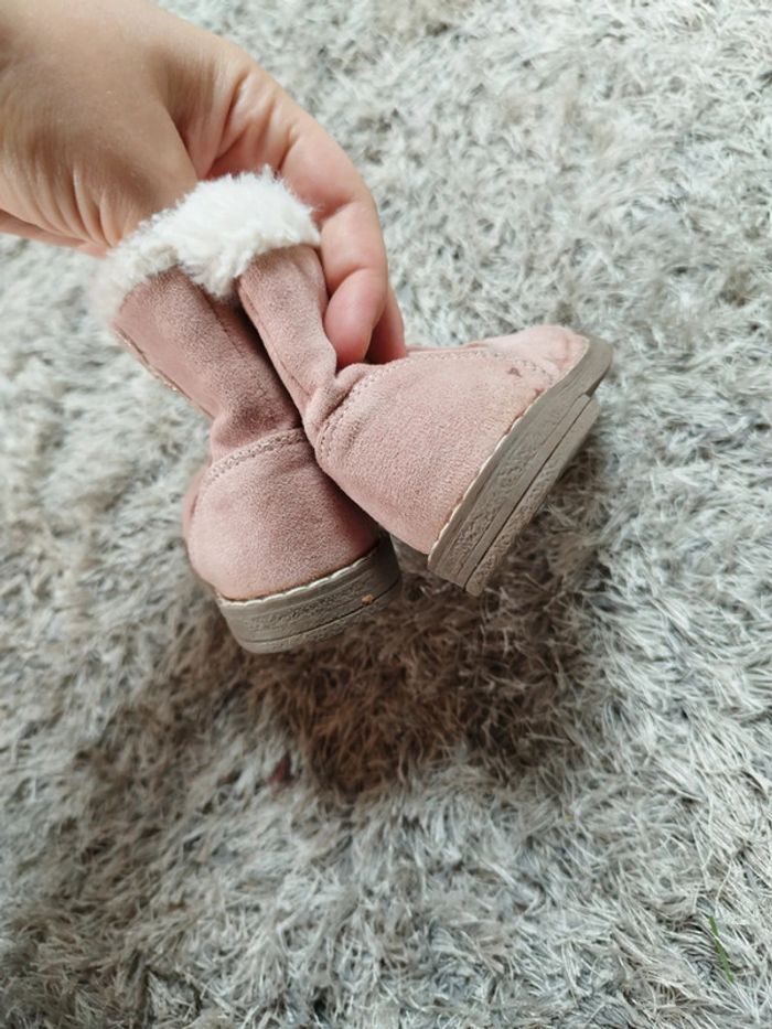 Bottes bébé fille couleur rose moumoute et cœur pointure 20 - photo numéro 3