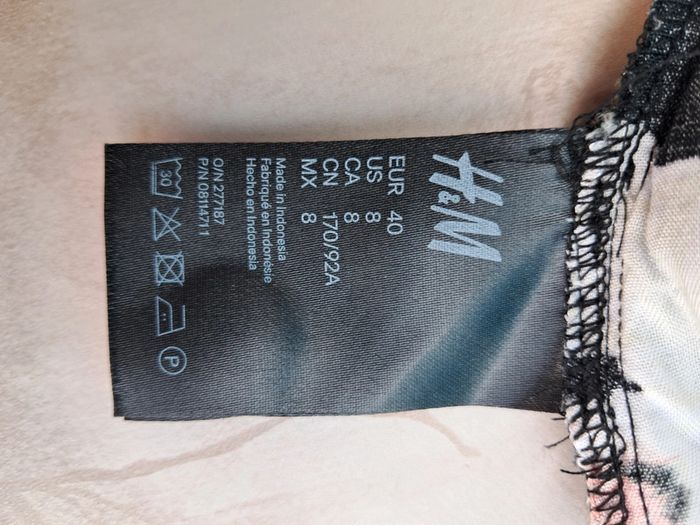 Belle robe 👗 courte boutonnée, noire à motifs floraux - T38 - Divided par H&M - photo numéro 4