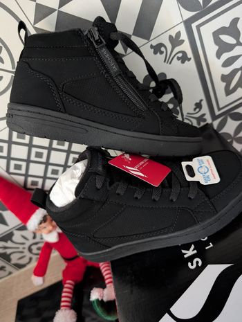Chaussures garçon chaudes et légères au poids. Neuf. Taille 30. Skechers.