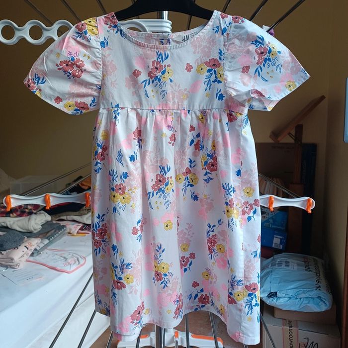 Jolie Robe H&M à fleurs 3 ans.