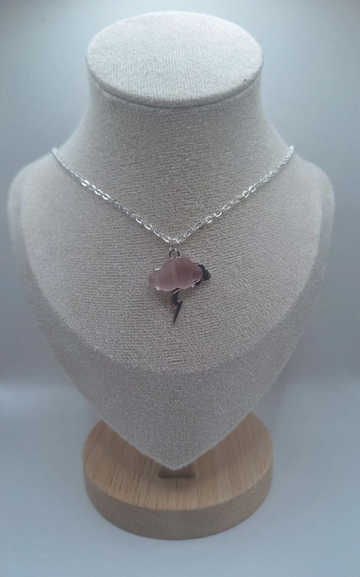 Collier nuage rose avec son éclair
