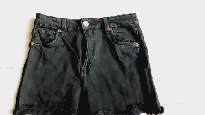 Vêtement femme short court noir type jean Bershka Taille 38 - photo numéro 2