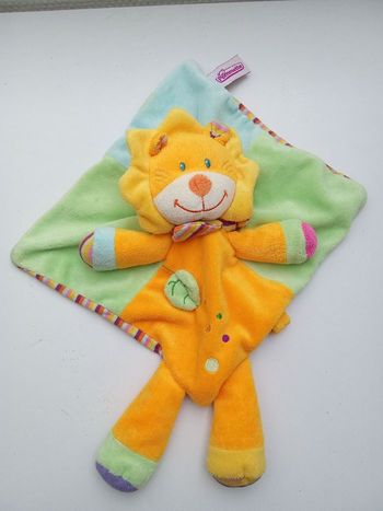 Doudou lion Orange, jaune, blanc, bleu, vert, rayures marque pommette