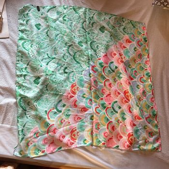 Foulard vert avec des motifs
