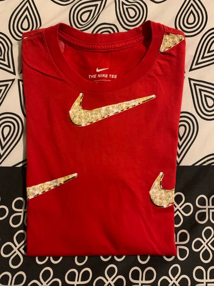 Beau tee shirt nike original couleur rouge avec logo en strass