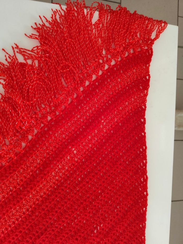 Joli châle confection artisanale au crochet de couleur rouge et rouge pailleté  hauteur de milieu 100 cm  , largeur 158 cm - photo numéro 3