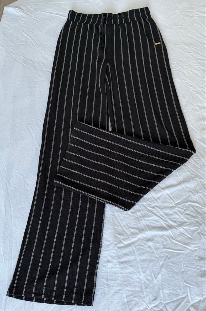 Pantalon à rayures noires et blanches