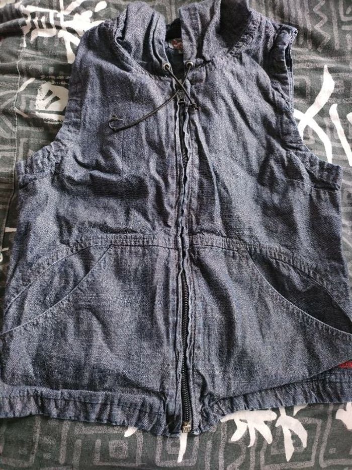 Veste sans manches avec capuche.