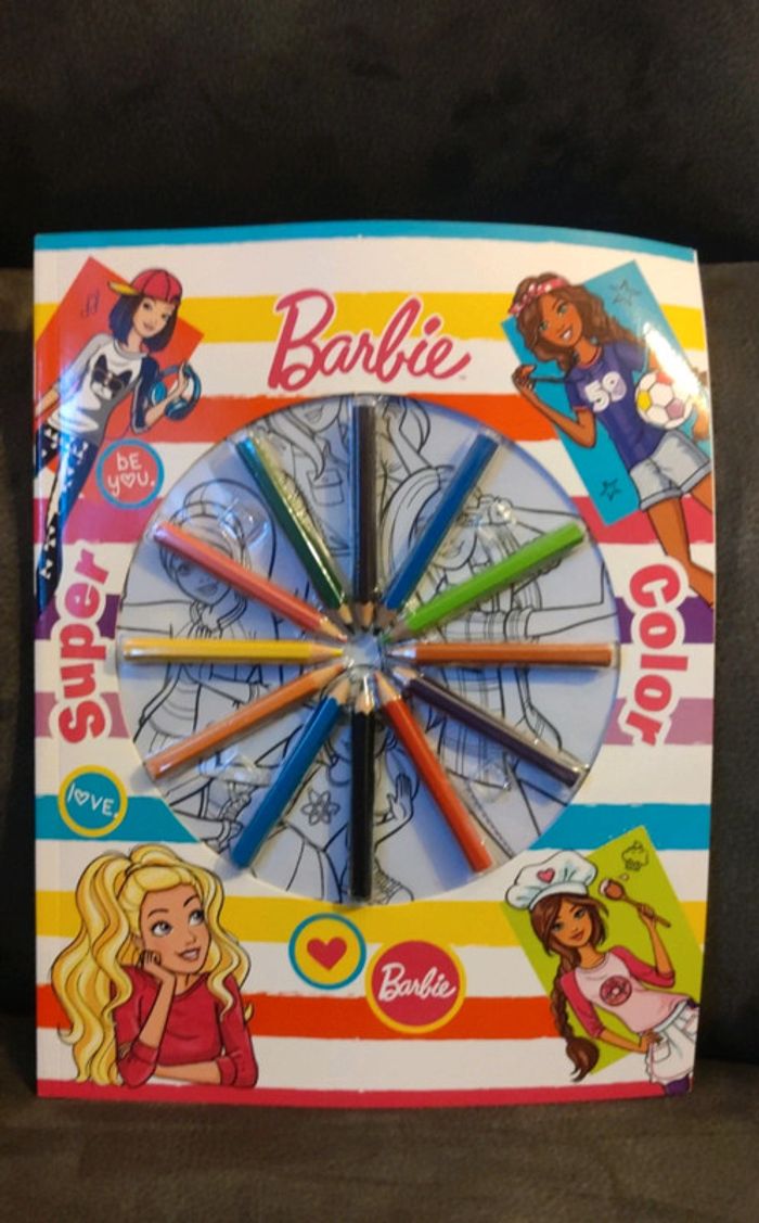 Barbie super coloriage neuf avec crayon de couleurs