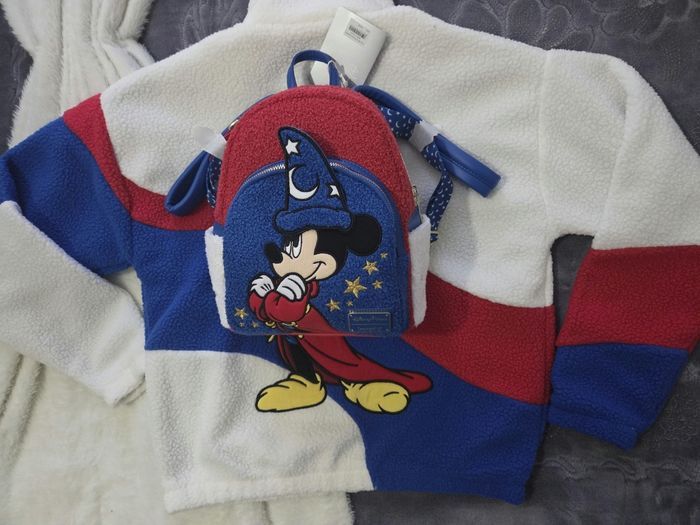 1x Sac à dos Loungefly Polaire logo Mickey Sorcier Disneyland Paris +1 goodies Disney offert - photo numéro 1