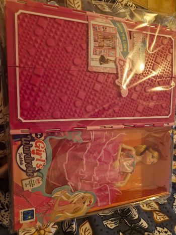 Poupée avec dressing