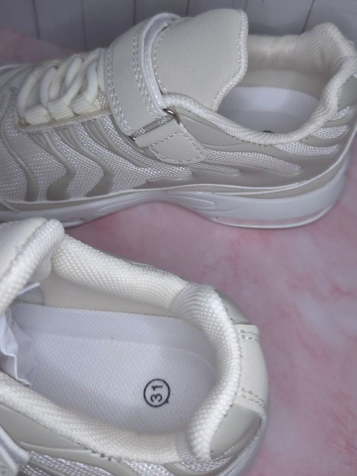 Baskets beige à scratch enfants mixtes tendances - Taille 31 - NEUVES 🌟 - photo numéro 2