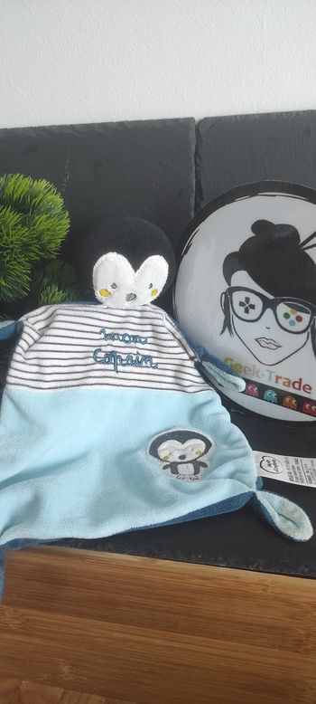 Doudou plat Pingouin bleu rayé Mon copain mots d'enfants blanc noir gris Rayure