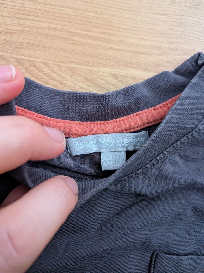 T-shirt gris foncé avec poche – Succes Collection – Taille 5 ans 🖤 - photo numéro 3