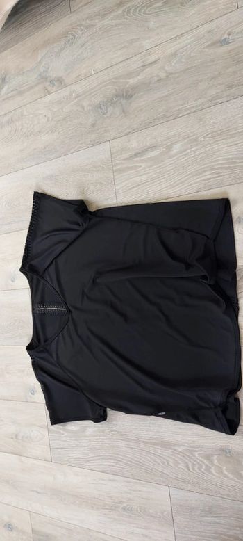 Blouse noire avec découpes dans tout le dos et aux manches, taille XL