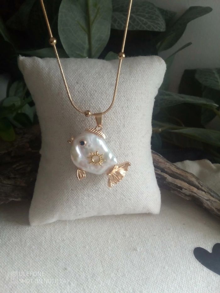 Collier poisson en perle de culture d'eau douce naturelle