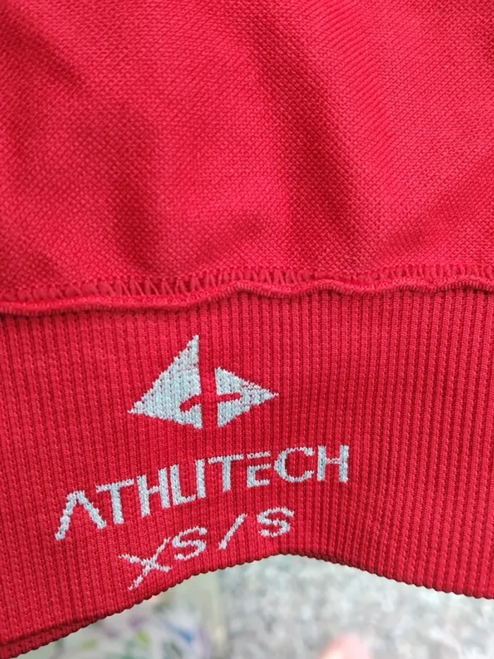 Lot de 2 brassières sport. Le gris est de la marque Jennifer et le rouge Athlitech. - photo numéro 8