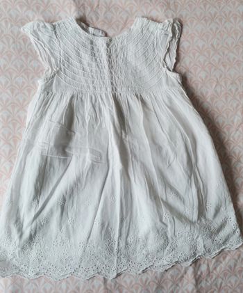 Robe 9_12 mois blanche avec broderie marque m&s