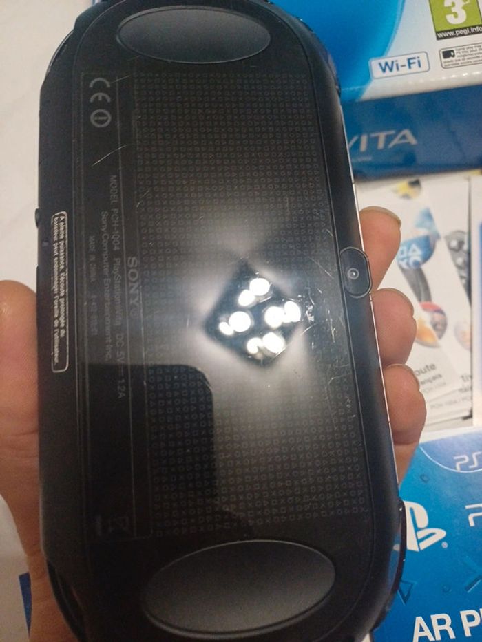 PS Vita Wi-Fi PCH-1004 en boite - photo numéro 8