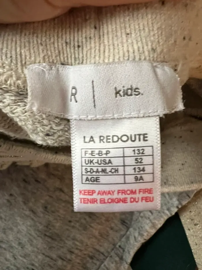 Lot de deux. Jogging, taille huit et 12 ans. - photo numéro 3