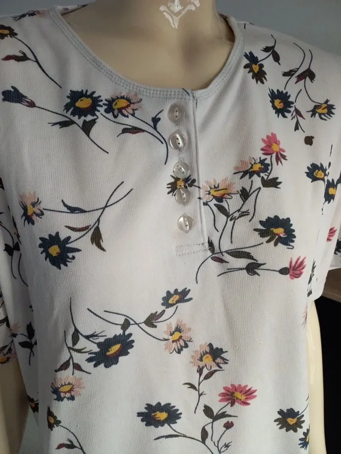 Tee-shirt fleuri T 46 - photo numéro 4