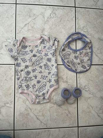 Ensemble Nike body bavoir chaussettes 6-12 mois