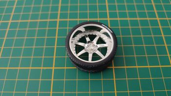 Roue jante tuning et pneu toyo tires arrière pièce détachée miniature sans marque 1/18 #B81