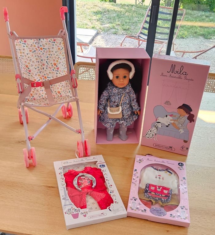 Lot Sergent Major avec poupée Mila, 3 tenues et accessoires et une poussette