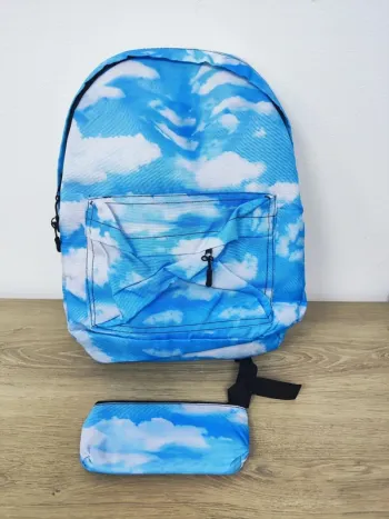 Sac à dos bleu clair avec une trousse,