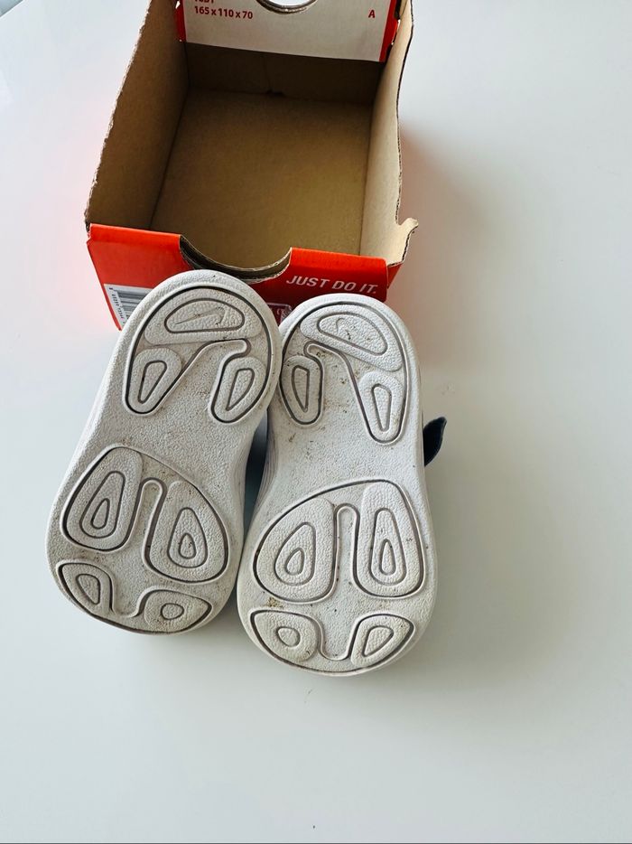 Paire de baskets - Nike Révolution 4 - taille 19,5 - photo numéro 6