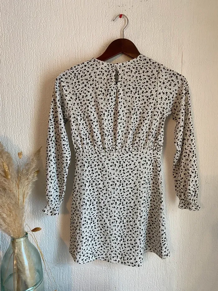Robe Zara blanche fleurie noire 11-12 ans - photo numéro 4