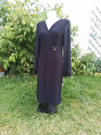 robe noire manches transparentes et boucle dorée taille M cassis