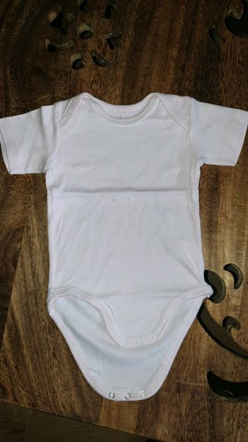 Body manches courtes, neuf, 9 mois.