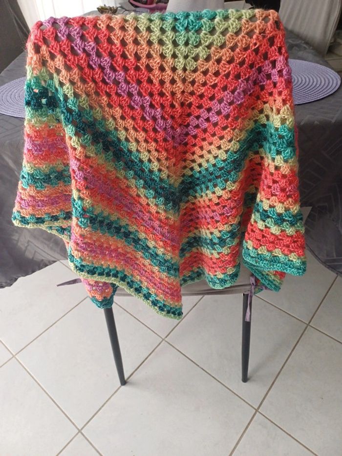 Beau chale multicolore fait main au crochet. - photo numéro 5