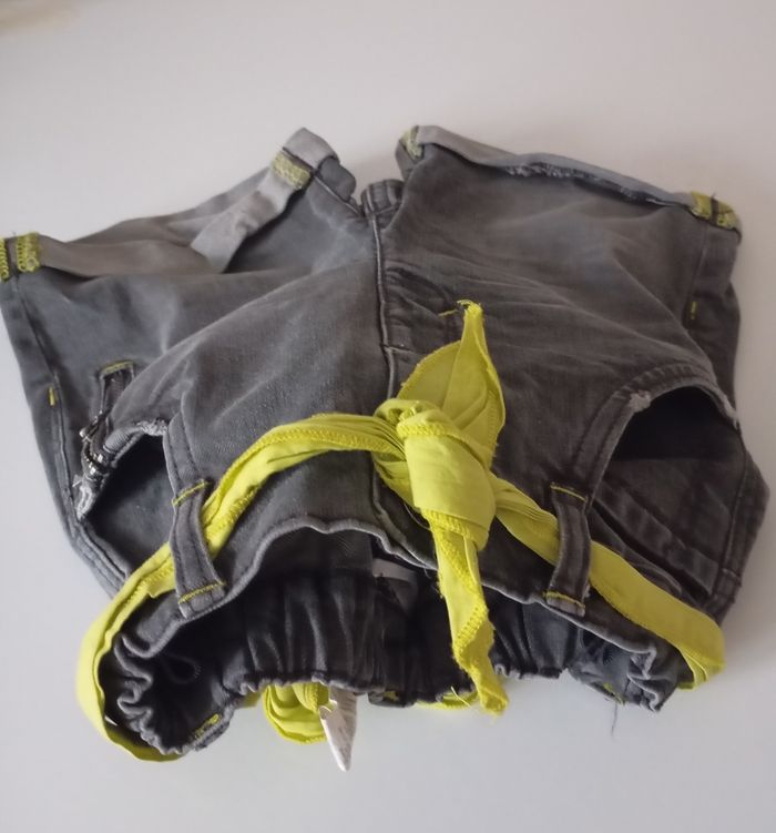 Short jean's  noir gris  , ceinture tissu  jaune. 5 ans . Poches . Revers . Très bon état. - photo numéro 3