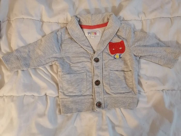 Gilet garçon taille 6 mois.