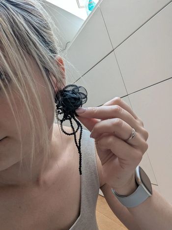 Boucle d'oreilles neuve noire fleurs