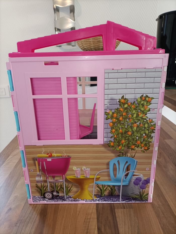 Jolie maison Barbie + 1 barbie + 2 tenues + meubles et accessoires - photo numéro 10