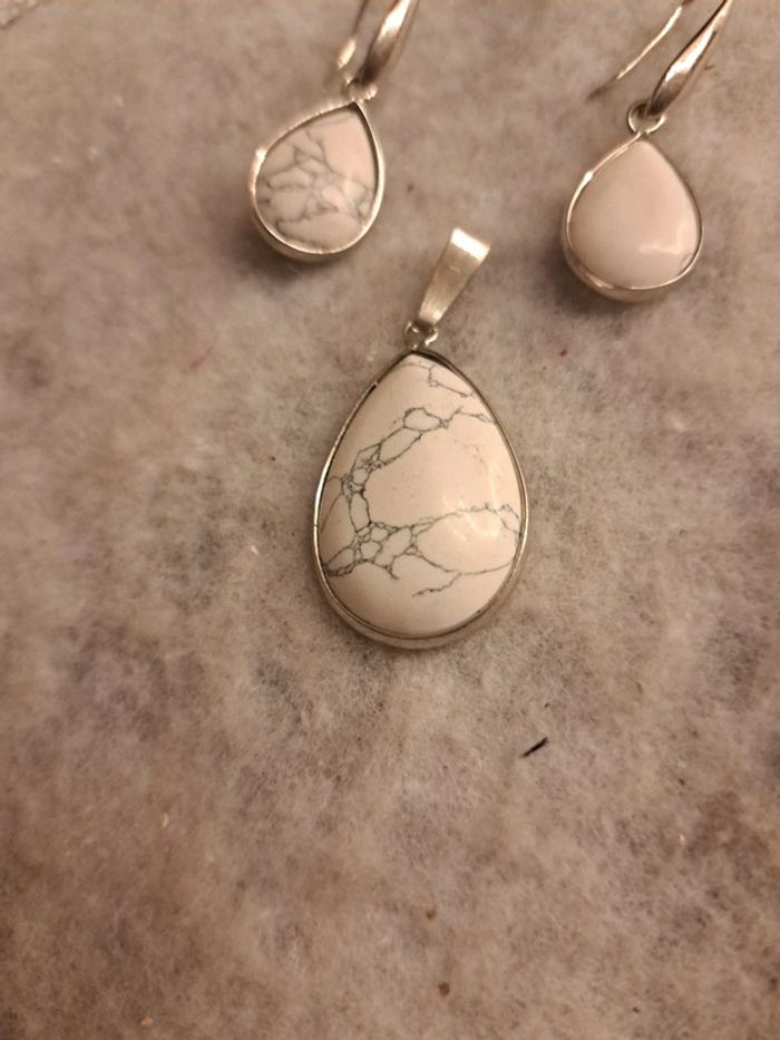 Boucles d'oreilles pendante avec pendentif assortie blanc marbré - photo numéro 7