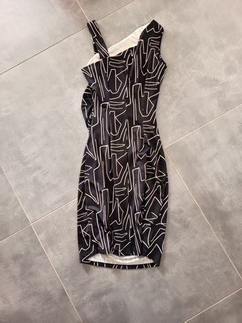 Robe très bon état noire et blanc doublée fermeture côté 