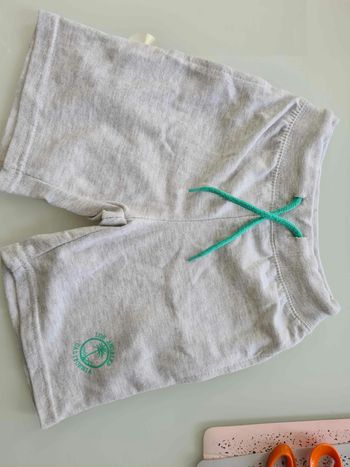 Short épais gris taille 4/5ans