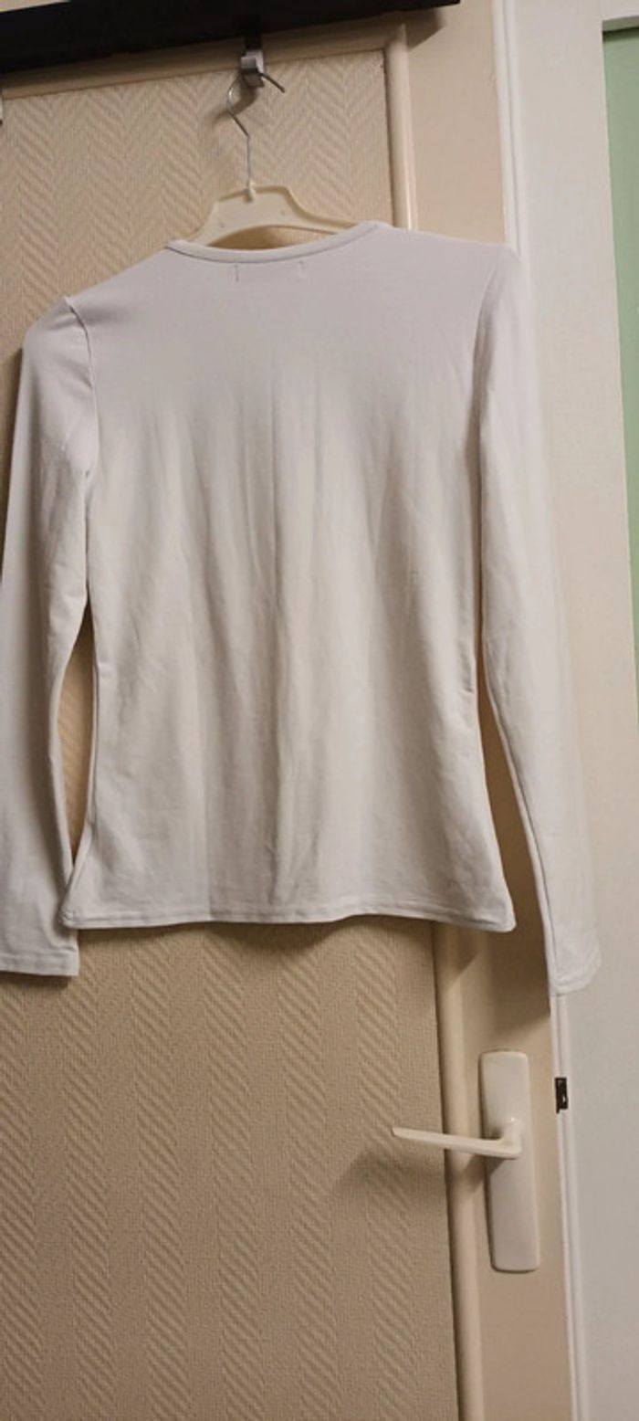 Haut moulant taille M. 1,5€. - photo numéro 2