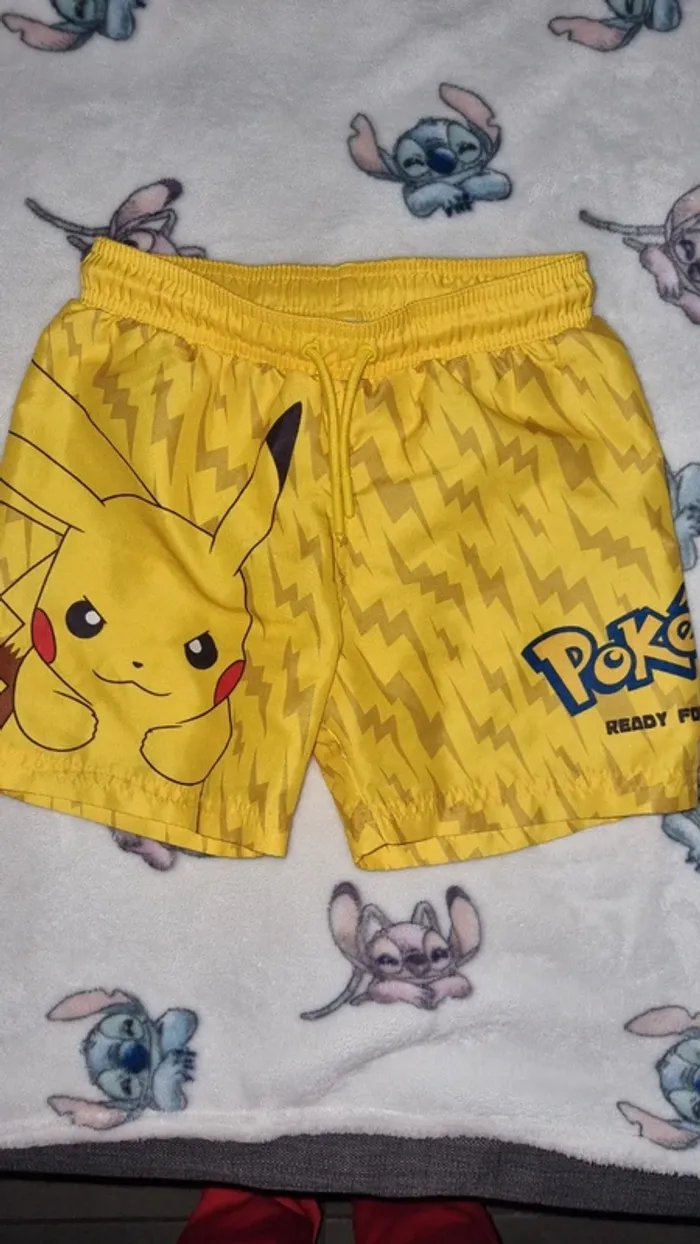 Short de bain pikachu 6 ans en très bon état