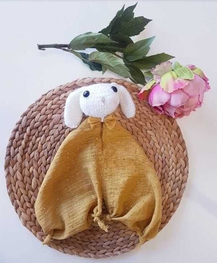 Jouet peluche doudou mouchoir animaux lapin fait main crochet gaze de coton à pois dorés bébé naissance - photo numéro 3