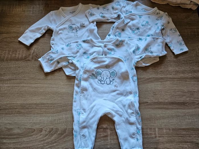 Lot Pyjama + 2 bodies 6 mois