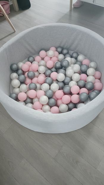 Jolie piscine à boule couleur douce